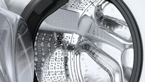 Lavatrice Bosch WGG254Z0IT Serie 6 con capacità 10 kg, 1400 rpm, funzione Iron Assist e sistema Anti-Macchia, in colore bianco.