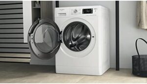 Lavatrice 10 kg con centrifuga a 1400 giri, funzione vapore e design compatto, perfetta per famiglie numerose.