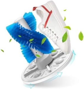 Mini lavatrice automatica per scarpe in funzione, con scarpe inserite nel cestello.