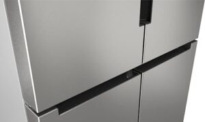 Frigorifero BOSCH Serie 4 KFN96VPEA side-by-side con design elegante in acciaio inox e capacità di 605 litri