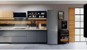 Hotpoint HAFC9 TA23SX O3 Frigorifero combinato in grigio scuro, dotato di tecnologia No Frost e illuminazione a LED.