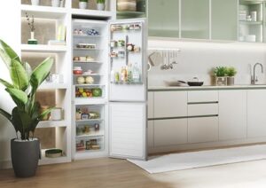 Candy Fresco Frigorifero Combinato a 2 Porte, capienza 377 L, tecnologia No Frost, Wi-Fi e Bluetooth integrati, design elegante in argento.