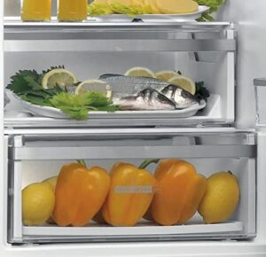 Frigorifero combinato Whirlpool W9 931D KS H 3 con illuminazione a LED e tecnologia No Frost in colore nero.