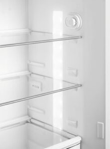 Frigorifero Smeg FAB30RCR5 con design retrò anni '50, finitura panna e cerniera a destra