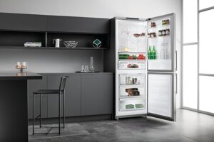 Frigorifero Hotpoint Ariston HA70BI 932 S in acciaio inox, con tecnologia No Frost, capacità 462 L e design elegante