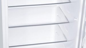 Frigorifero Candy CELDP2450H con doppia porta e installazione ad incasso, classe energetica E, ideale per risparmiare spazio e energia.