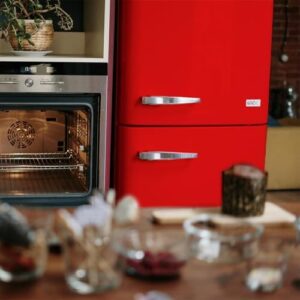Frigorifero combinato PYRAMIDEA Mambo rosso, con una capacità totale di 300 litri, design elegante e funzionale.