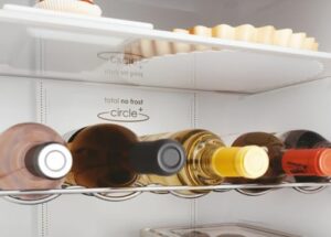 Frigorifero combinato Candy CBT7719EW installato in una cucina moderna con un design elegante e funzionale