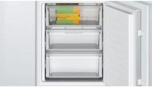 Frigorifero combinato Bosch KIN86NSE0, installazione ad incasso, 260 litri, tecnologia No Frost, design elegante e moderno.