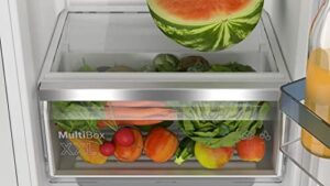 Bosch frigorifero 1 porta a pantografo integrato da 187 lt KIL42VFE0 in una cucina moderna, installato in modo perfetto per ottimizzare lo spazio