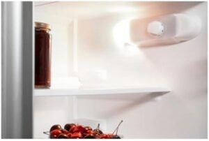 Whirlpool Frigorifero Doppia Porta Statico 239 Litri A+ ART 364 61 in cucina, con design moderno e funzionalità energetica.