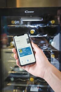 Candy DiVino CWC150EM/N Cantinetta Vino Refrigerata, 41 Bottiglie, Luci a LED e Trattamento Anti UV, Ripiani in Acciaio Inox, Porta Reversibile, 39 dBa, Libera Installazione, 49x55x84.5 cm, Nero