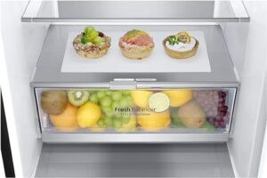 Frigorifero combinato LG GBB72MCVGN Total No Frost, 384L, con display LED interno.